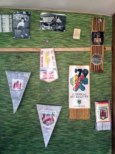 W środku Pan Jacek znalazł typowe elementy wyposażenia: jak meble turystyczne, kuchenkę gazową i elektryczną, hamak, wieszane półki czy lampę naftową. Na ścianach – dawne proporczyki z lat 70. oraz czarno-białe zdjęcia poprzednich właścicieli - zdjęcie 4